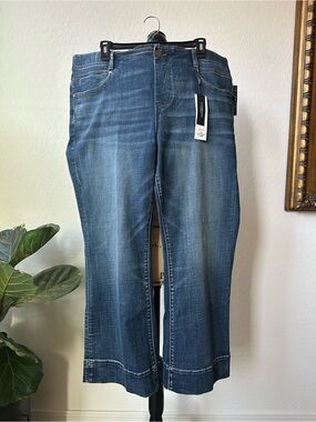 NWT Liverpool The Gia Glider Flare Amana Jeans Size 18W
